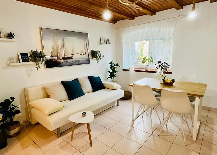 Olivier House Zaglav