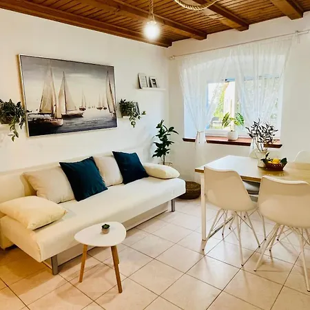 Olivier House Zaglav