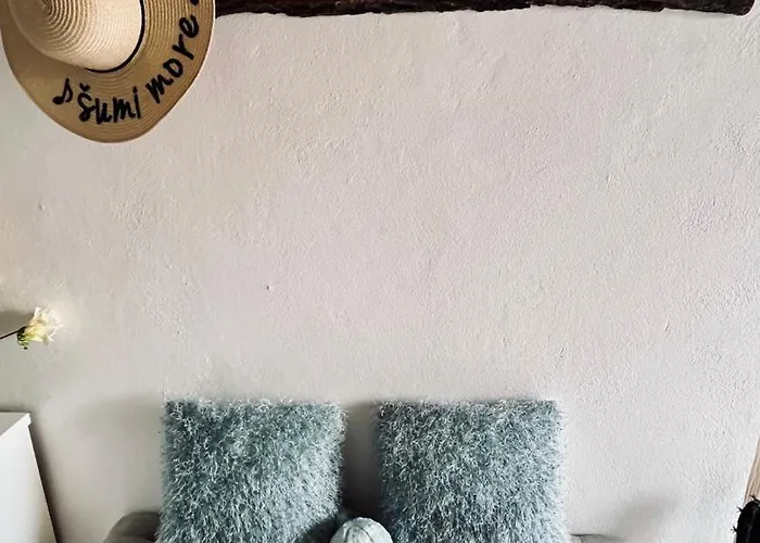 Olivier House Zaglav